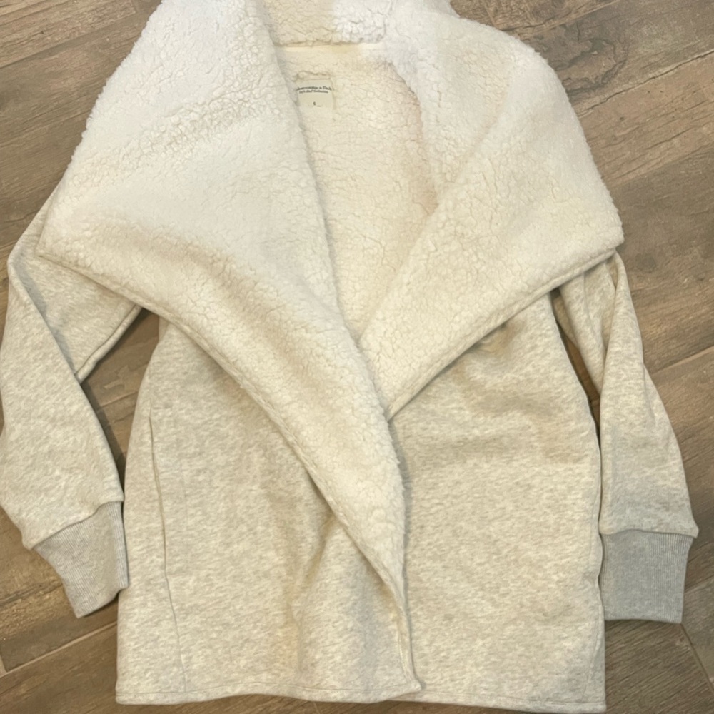 Soft Abercrombie cardigan with pockets